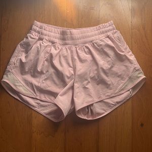 Lululemon Hotty Hot LW 4” light pink Size 4